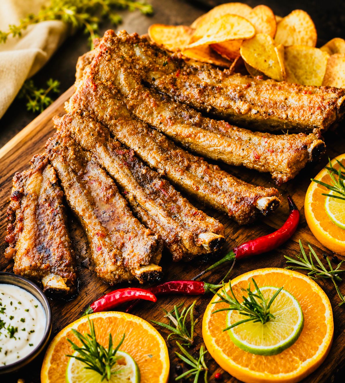 Entrecosto grelhado com chips, laranja e molho da casa