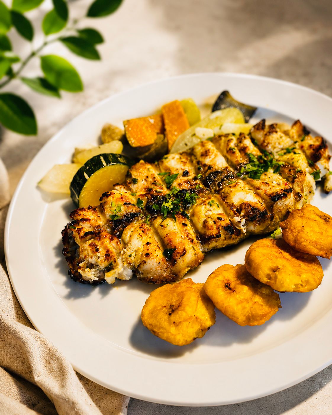 Peixe grelhado com legumes e banana da terra frita
